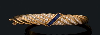 null Bracelet jonc ovale articulé en or jaune (750) à motif d'une torsade ornée de...