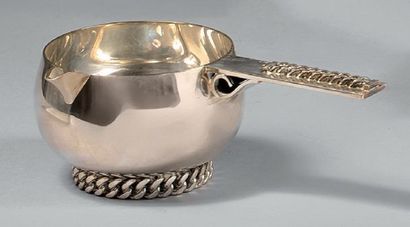 Jean DESPRES (1889-1980) 
Petite casserole renflée à bec verseur en métal argenté,...