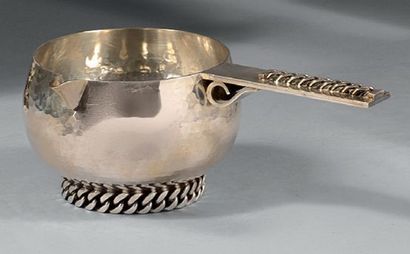 Jean DESPRES (1889-1980) 
Petite casserole renflée à bec verseur en métal argenté...