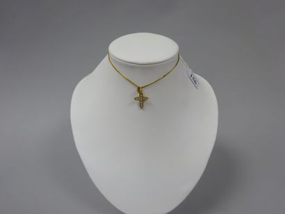 null Pendentif croix en or jaune (750) ornée de perles natives, la bélière sertie...