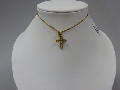 null Pendentif croix en or jaune (750) ornée de perles natives, la bélière sertie...