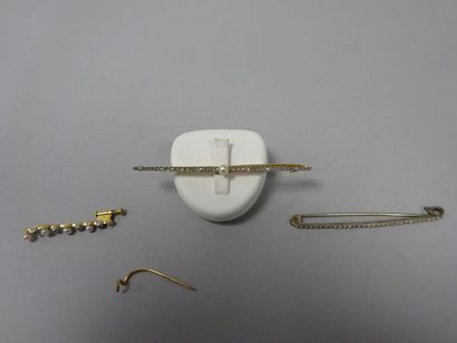 null Lot comprenant : 

Une broche barrette en or jaune (750) ornée d'une perle native...