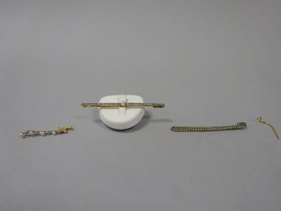 null Lot comprenant : 

Une broche barrette en or jaune (750) ornée d'une perle native...