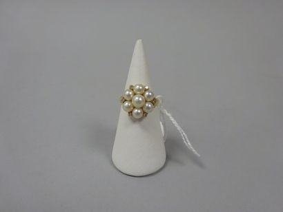 null Bague en or jaune (750) ornée d'une fleur formée de six perles de culture agrémentées...