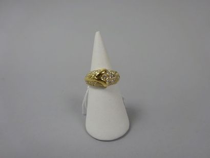 null Bague en or jaune (750) à motif d'agrafe et ornée de diamants de taille brillant...