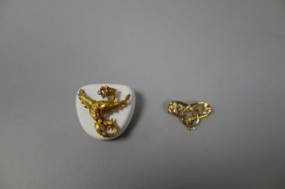 null Lot en or jaune (750) :

- une broche en forme de dragon tenant un diamant taillé...