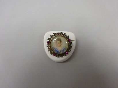 null Petite broche ronde ornée d'une miniature représentant une jeune femme, entourage...