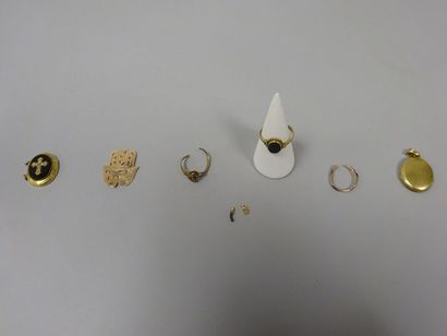 null Lot comprenant divers débris en or jaune (750) de Médaillon orné de perles natives...