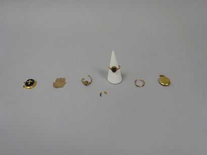 null Lot comprenant divers débris en or jaune (750) de Médaillon orné de perles natives...