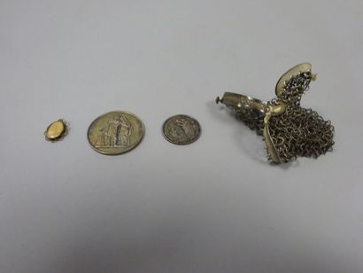 null Lot en argent comprenant:

Debris de bourse

Deux médailles de mariage

Un pendentif

Poids...