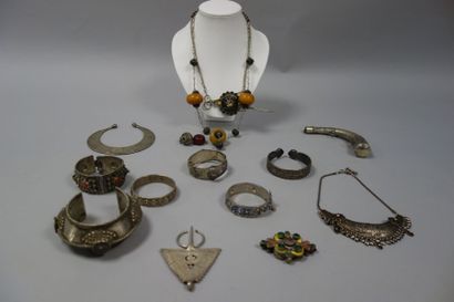 null AFRIQUE DU NORD

Fort lot de bijoux et parures en métal et cabochons de pierres...