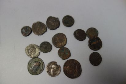 null Lot de monnaies comprenant :

-15 pièces de la fin de l'Empire Romain principalement...