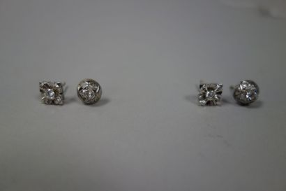 null Deux paires de clous d'oreilles en or gris (375) ornées de petits diamants de...