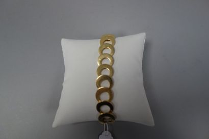 null Bracelet en or jaune (750) formé d'une frise de cercles évidés articulés. Fermoir...