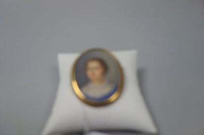 null Broche ornée d'une miniature ovale sur ivoire présentant un portrait de fillette....