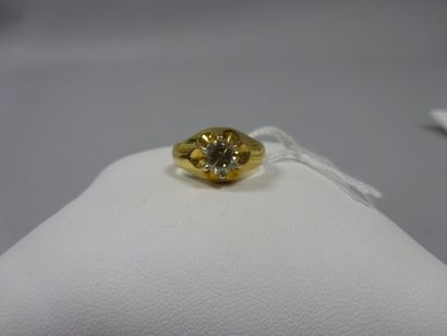 null Bague solitaire en or jaune (375) ornée d'un diamant demi-taille d'environ 1,00...