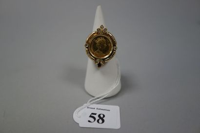 null Bague en or jaune (585) ornée d'une pièce anglaise dans une monture godronnée...