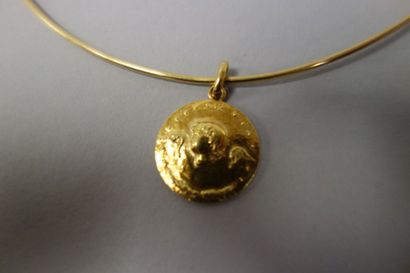 null Collier rigide en or jaune (750) formé d'un filin d'or, fermoir à crochet.

On...