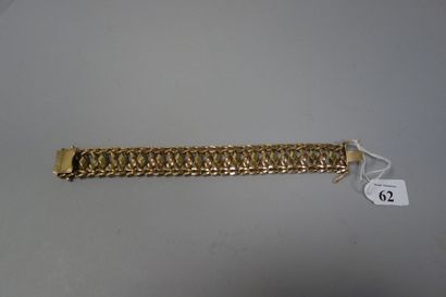null Bracelet ruban en or jaune (750) à mailles fantaisie en partie amaties.

Fermoir...