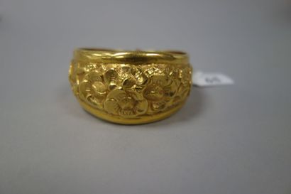 null Bracelet manchette en or jaune (750) à décor en repoussé de fleurs. Fermoir...