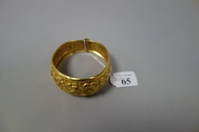 null Bracelet manchette en or jaune (750) à décor en repoussé de fleurs. Fermoir...