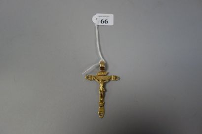 null Pendentif en or jaune (750) formant un crucifix. 

Epoque XIXème siècle.

Poids...
