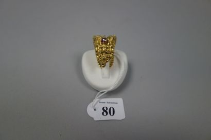 null Bague de phalange en or jaune (750) à motif d'une divinité et ornée d'une pierre...