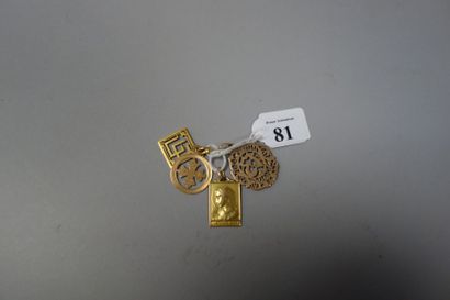 null Quatre pendentifs en or jaune (750) religieux, chiffrés ou "13".

Poids total...