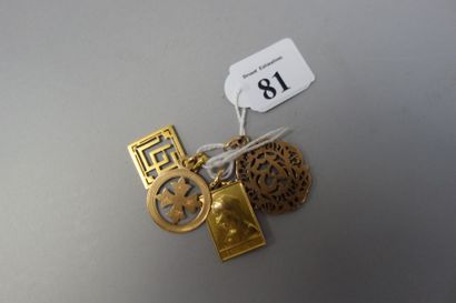 null Quatre pendentifs en or jaune (750) religieux, chiffrés ou "13".

Poids total...