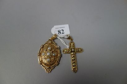null Deux pendentifs (dont une croix) en or jaune (750) à décor ajouré de feuilles...