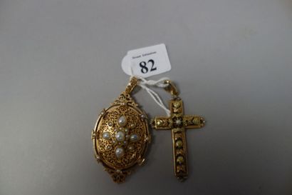 null Deux pendentifs (dont une croix) en or jaune (750) à décor ajouré de feuilles...