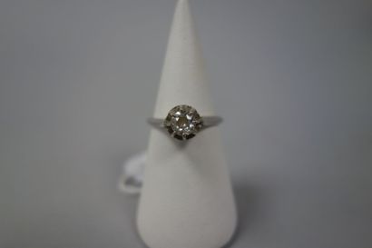 null Bague solitaire en or blanc (750) ornée d'un diamant de taille ancienne d'environ...