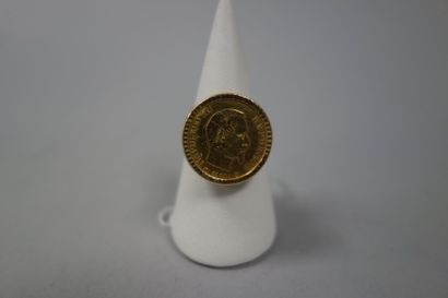 null Bague en or jaune (750) ornée d'une pièce de 20 francs or Napoléon III 1855...