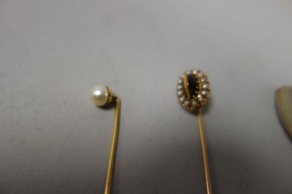 null Lot de trois épingles de cravate en or jaune (750) ornées d'une perle mabé,...