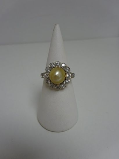 null Bague de forme "marguerite" en or jaune (750) centrée d'une perle baroque de...