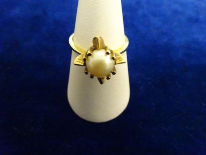 null Bague en or jaune (750) épousant la forme d'une fleur et centrée d'une perle...