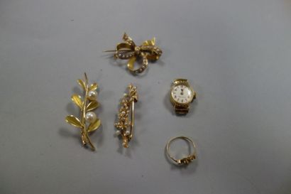 null Lot de bijoux en or jaune (750) :

- trois broches "branches" ou noeud ornées...