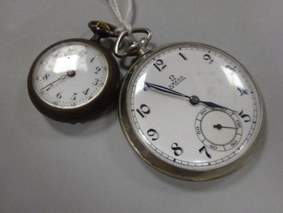 null Lot :

- OMEGA, une montre de gousset en métal uni, cadran émaillé blanc à chiffres...