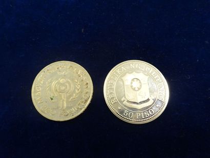 null Lot de deux pièces de monnaie en argent : 

- 50 piso, 1979.

- 200 florin,...