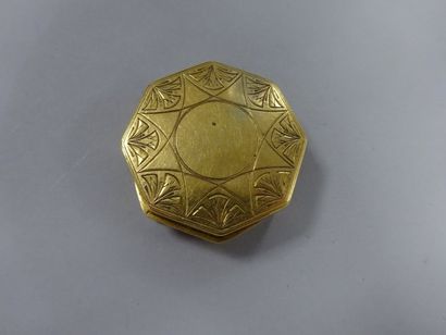 null Boîte à pilules en or jaune (750), de forme octogonale à décor ciselé d'un soleil...