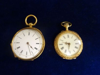null Deux montres de col en or jaune (750) :

- l'une à décor ciselé d'un cartouche...