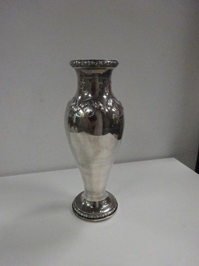 null Vase balustre sur piédouche en argent (925) à décor de frises de feuilles d'acanthes...