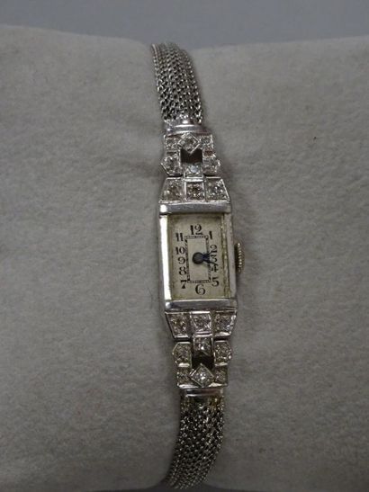 null Montre bracelet de dame boitier en platine (950), lunette ornée de petits diamants...
