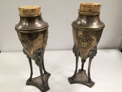 null Deux vases tripodes en métal désargenté à décor de godrons, guirlandes de laurier...