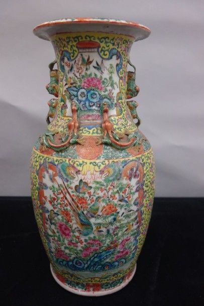 CHINE, CANTON Vase balustre à col évasé en porcelaine polychrome à décor de volatiles...