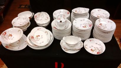null Partie de service en porcelaine à décor de fleurs, comprenant trente cinq assiettes...