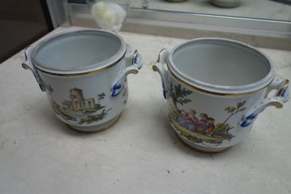 null Dans le goût de SÈVRESPaire de cache-pots en porcelaine blanche à décor polychromes...