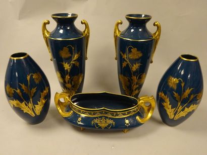 null TOURSGarniture en céramique bleu et or comprenant une paire de vases ovoïde,...