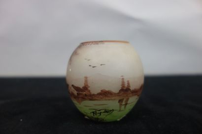 null PEYNAUD (XXème siècle)

Petit vase boule en verre à décor peint d'un paysage...