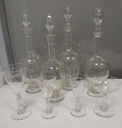 null Partie de service de verres en cristal gravé à décor de rinceaux comprenant...